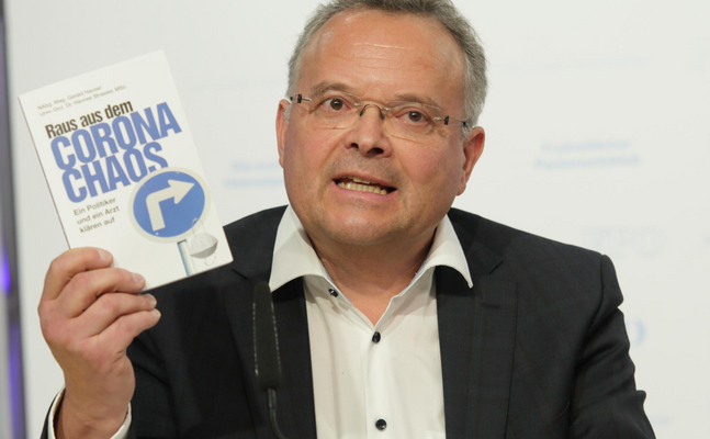 FPÖ-EU-Madatar Gerald Hauser mit seinem Buch "Raus aus dem Corona-Chaos."